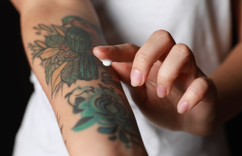 Vaseline sur les tatouages : dévoiler les avantages et les meilleures pratiques