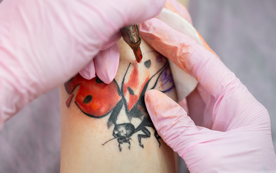 Tatouages ​​à l’encre rouge : effets indésirables et significations dévoilés