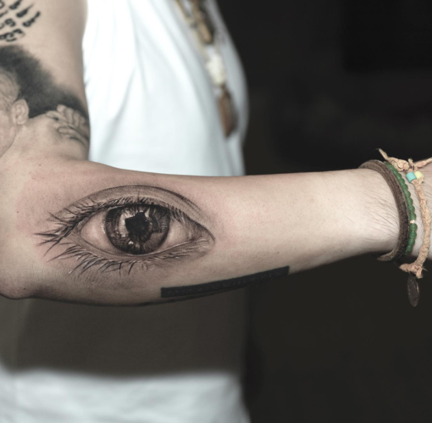 Tatouage étape par étape : comment tatouer des yeux réalistes