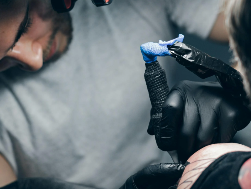 Existe-t-il une tension standard pour le tatouage ? Dévoiler le pouvoir derrière l’art